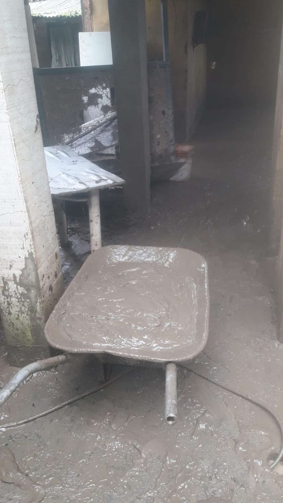 Lama retirada de casa de morador de Rio Largo, Alagoas, após a enchente no primeiro fim de semana de julho de 2022 — Foto: Roudinei Paulino/Arquivo pessoal