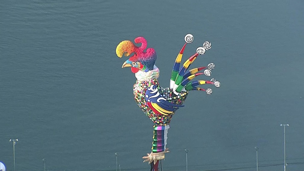 Escultura do galo gigante tem 28 metros e efeitos luminosos — Foto: Reprodução/TV Globo