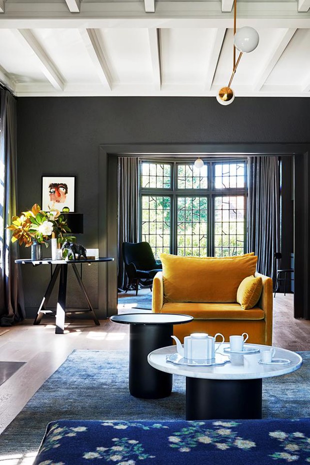 Décor do dia: Sala de estar com paredes pretas e sofá florido (Foto: Divulgação)