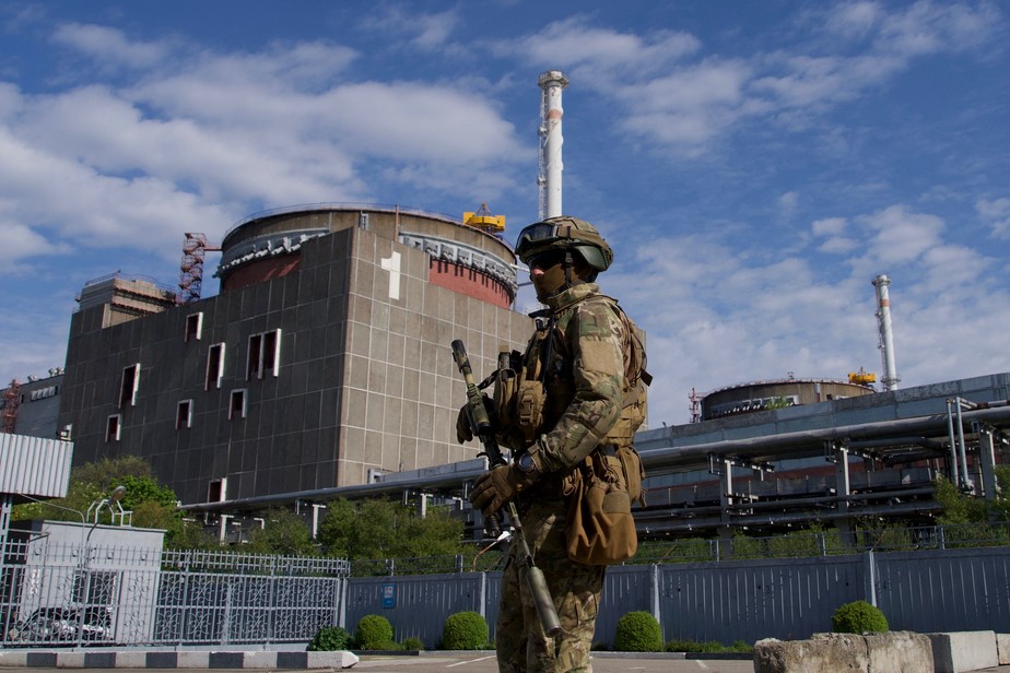 Militar russo patrulha a área da Central Nuclear de Zaporíjia, na cidade de Enerhodar.