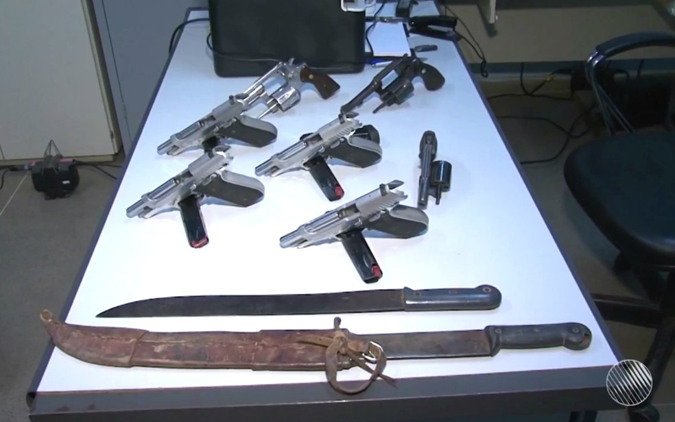 Armas apreendidas com as ciganas (Foto: Reprodução/TV Barreiras)