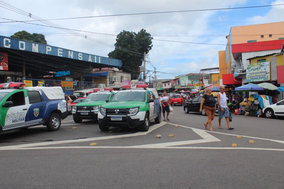Polícia realiza inspeção em áreas com aglomeração — Foto: Eliana Nascimento/G1 AM 