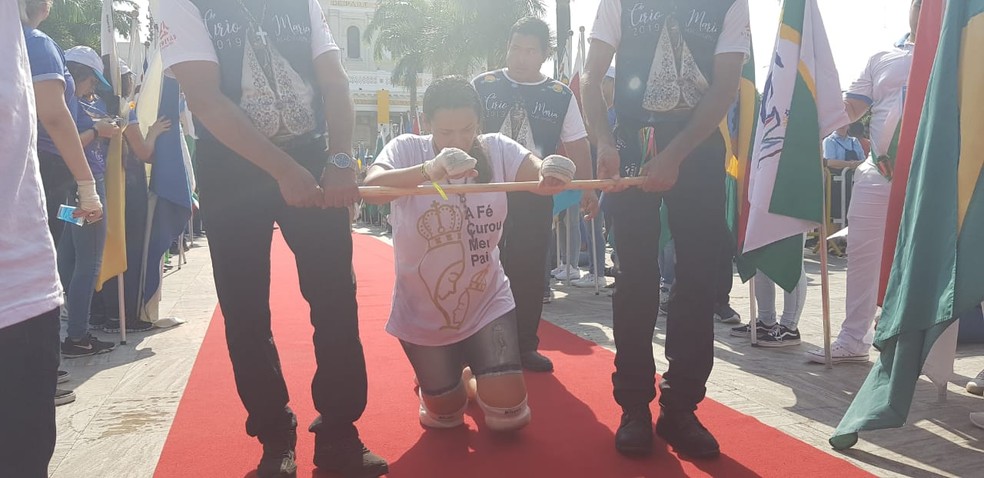Romeira percorreu o Círio de joelhos e respira com alívio ao final da procissão: "pela saúde do meu pai, faria tudo de novo". — Foto: Andréa França / G1