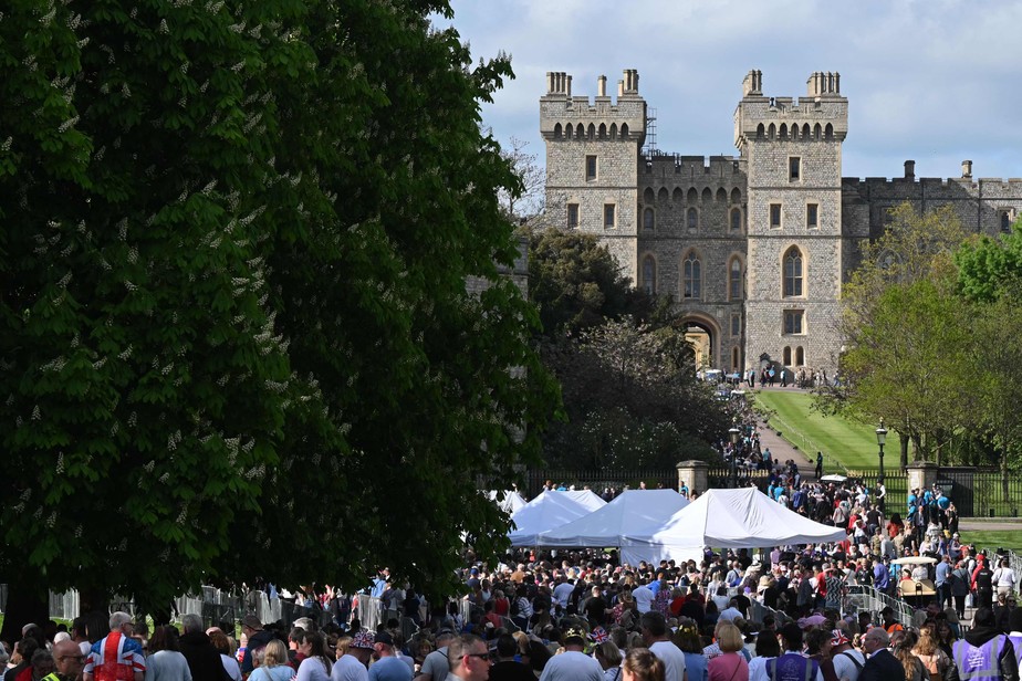 Multidão aguarda show da coroação diante do Castelo de Windsor