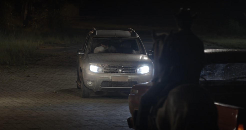 Pajeú vai estar na estrada, à noite, quando vai avistar Deodora e ninguém menos que Noé Dantas (Marcelo Adnet) dentro do carro — Foto: Globo