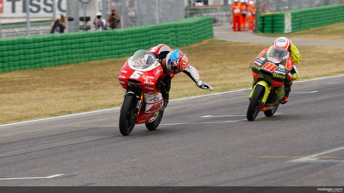 Gp De San Marino Céu Azul Chão Vermelho Nuvens Negras - 