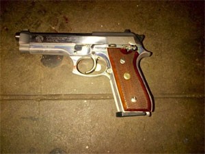 Revólver que teria usado por Ismaaiyl Brinsley para matar os policiais Rafael Ramos e Wenjian Liu, no Brooklyn, em Nova York (Foto: AP Photo/New York Police Department)