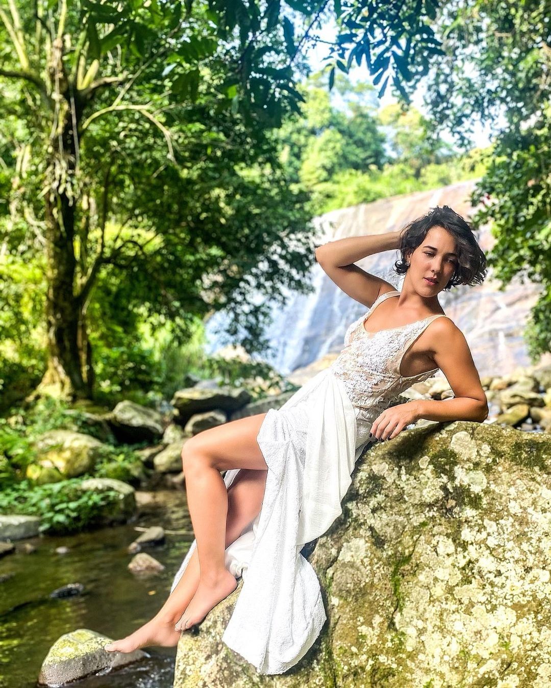 Adriana Birolli encantou fãs com fotos de ensaio na cachoeira (Foto: Carolina Taulois)
