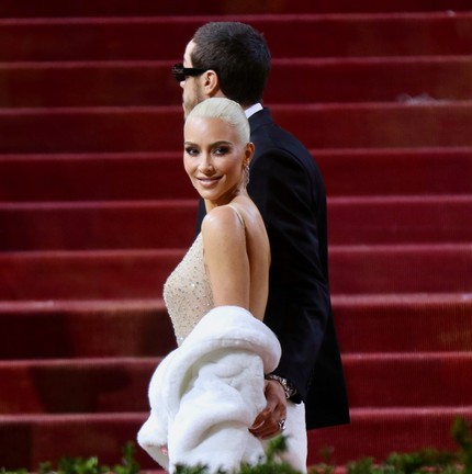 A mão boba de Pete Davidson em Kim Kardashian no baile do MET — Foto: Getty Images