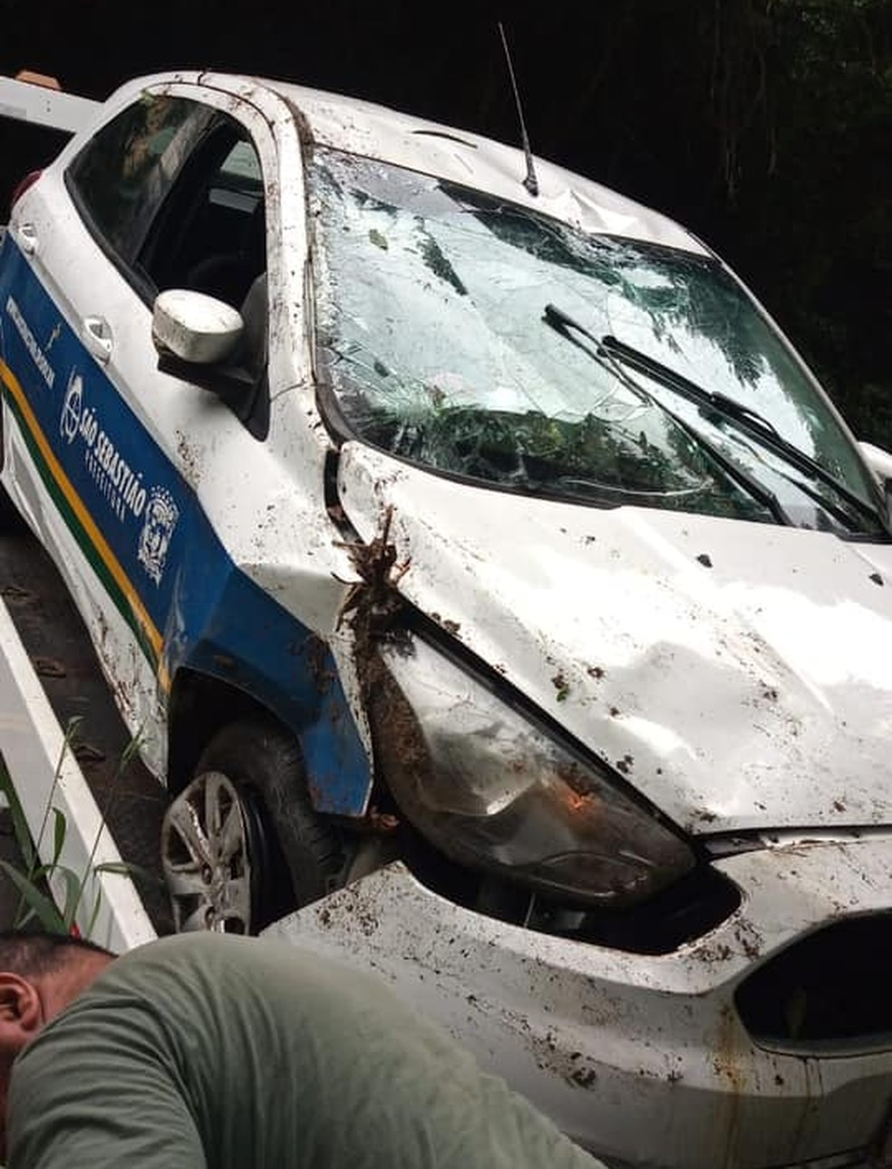 Carro com vacinas da Prefeitura de São Sebastião cai em ribanceira na Rio-Santos — Foto: Divulgação/ Prefeitura de São Sebastião