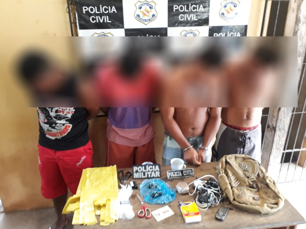 Suspeitos sendo apresentados na delegacia de PolÃ­cia Civil em Alenquer (Foto: PolÃ­cia/DivulgaÃ§Ã£o)