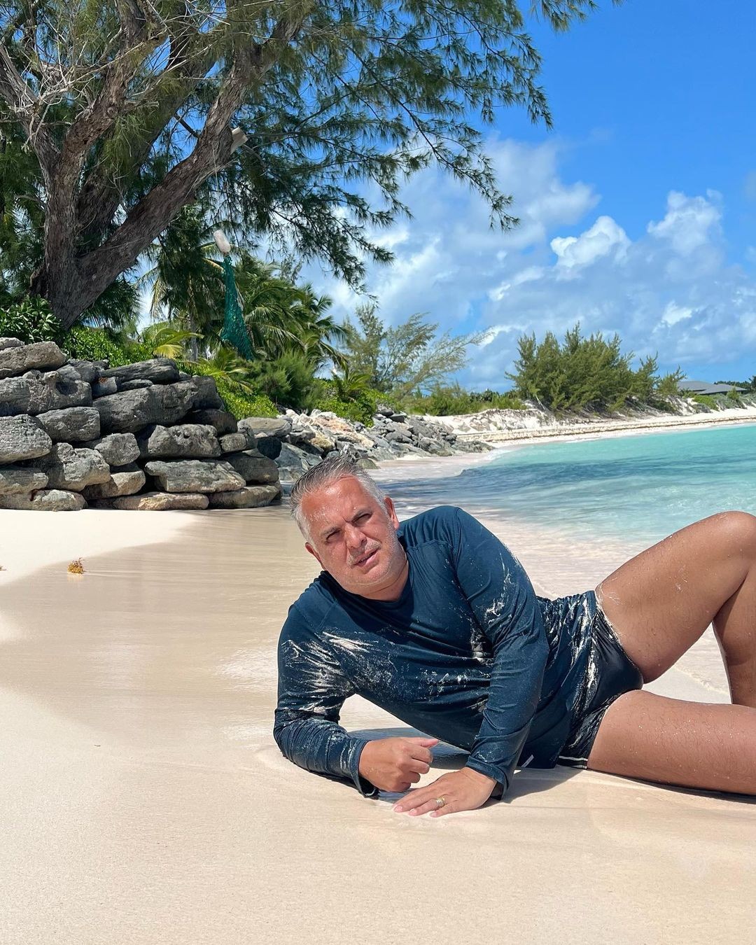 Orlando Morais posa na praia e ganha elogio das filhas, Ana e Antônia Morais (Foto: Reprodução/Instagram)