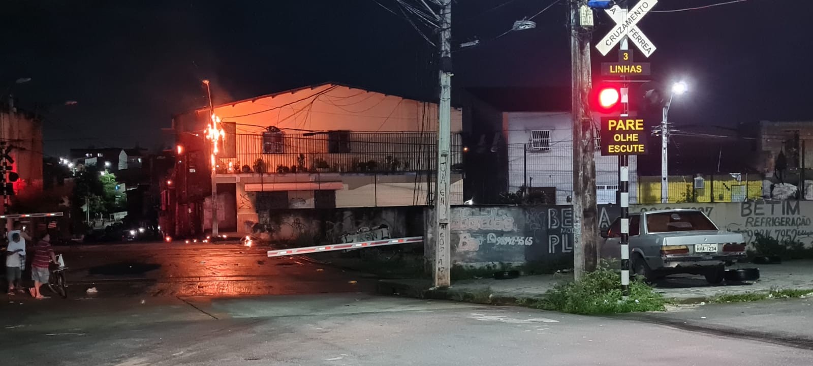 Incêndio em poste causa queda de energia e interrupção de linha do VLT, em bairro de Fortaleza 