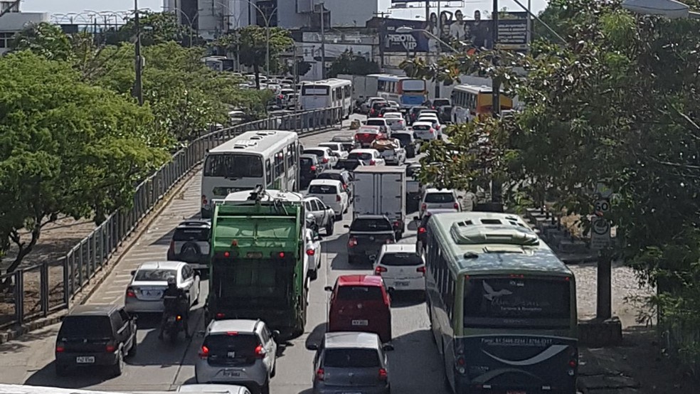 Trânsito no Cais de Santa Rita, na região central do Recife (Foto: Katherine Coutinho/G1)