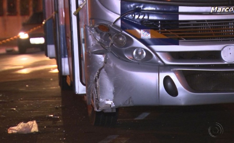 Carro atingiu um ônibus e quatro passageiros tiveram ferimentos leves em Bauru (Foto: TV TEM / Reprodução )
