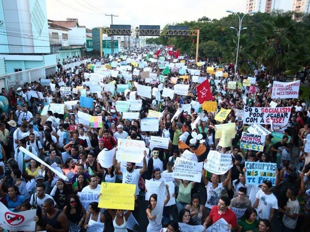 20 AL - Cerca de cinco mil manifestantes vão às ruas, segundo a PM (Foto: Jonathan Lins/G1)