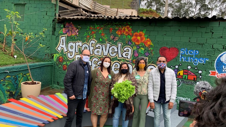 Equipe que trabalha na horta comunitária na sede da AgroFavela ReFazenda (Foto: Divulgação/AgroFavela Refazenda)