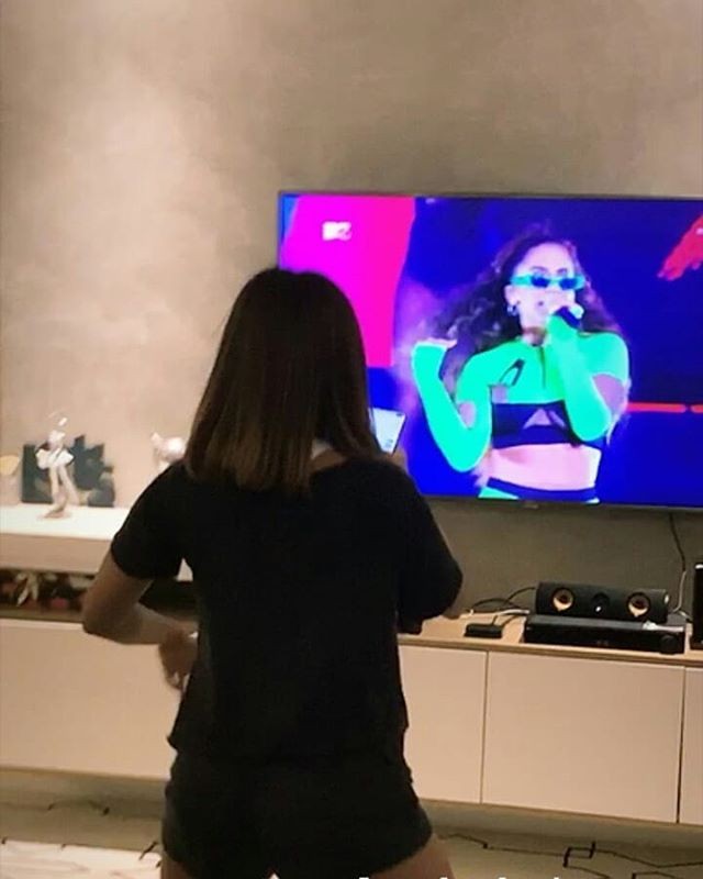 Anitta se assiste na TV e cai na dança (Foto: Reprodução / Instagram)