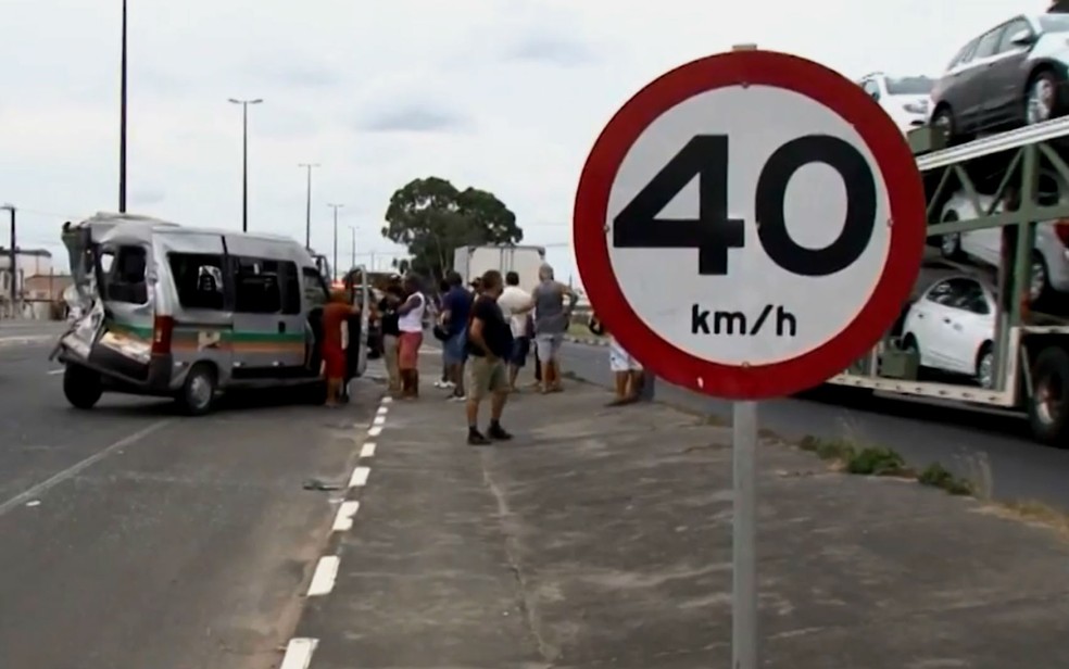 Acidente com van e ônibus deixa 11 feridos em Feira de Santana — Foto: Reprodução/TV Subaé