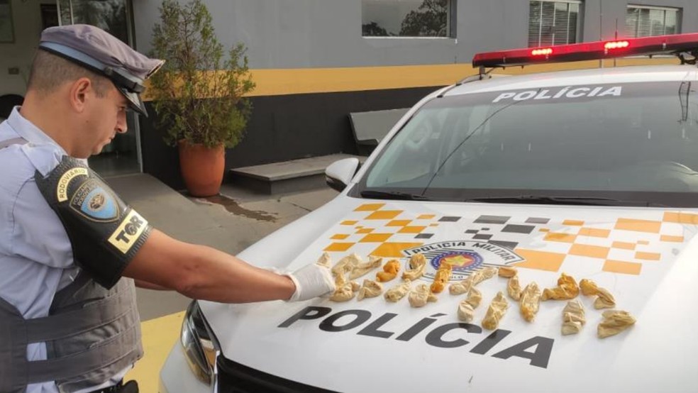 Invólucros de cocaína líquida eram transportados em estômagos de bolivianos — Foto: Cedida
