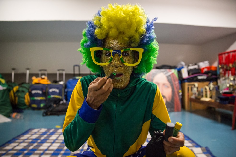 Batom verde tambÃ©m faz parte da fantasia de Ana Luiza, a Animal (Foto: FÃ¡bio Tito/G1)