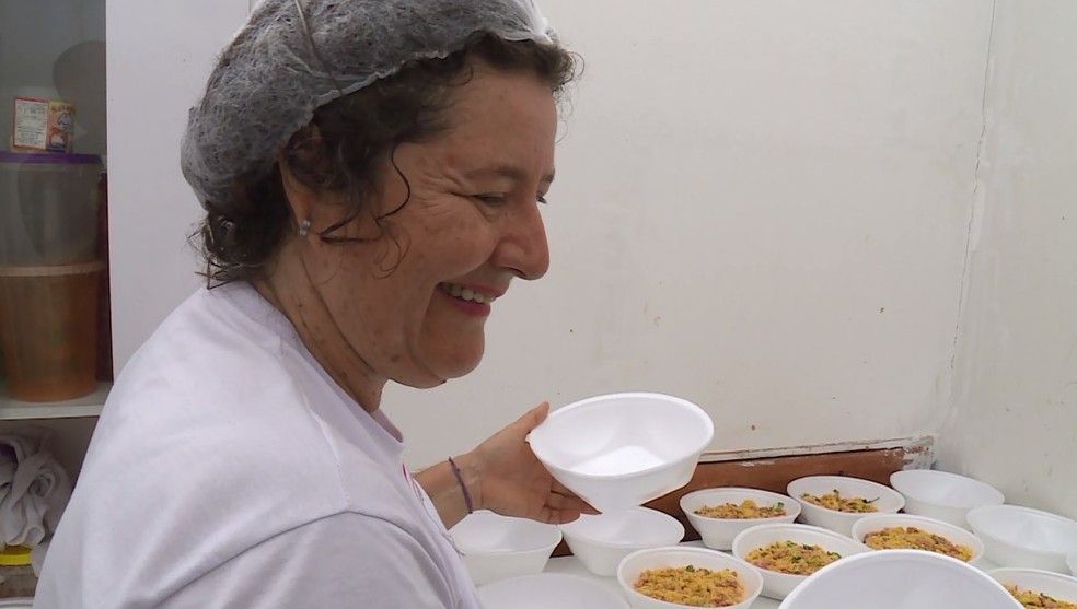 Cerca de 10 voluntários se revezam nos serviços da cozinha para preparar as marmitas.  — Foto: Reprodução/TV Grande Rio 
