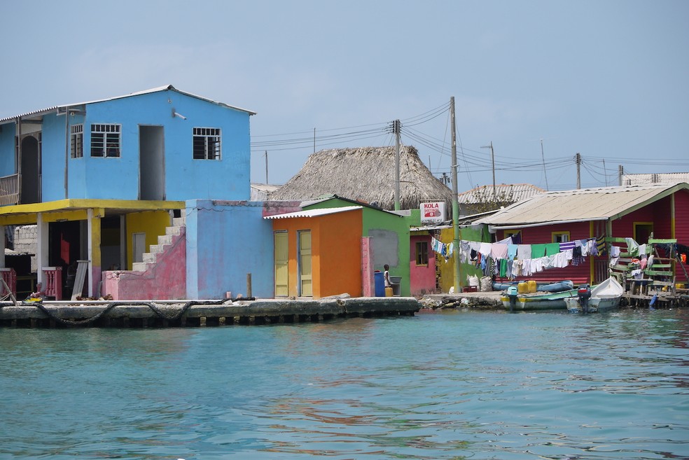 As casas de cores vibrantes marcam a ilha caribenha, que não tem carros nem motos — Foto: Wikimedia / Creative Commons