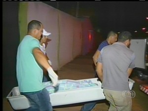 Corpo do vigilante morto em Araguaína sendo encaminhado para o IML (Foto: Reprodução/TV Anhanguera TO)