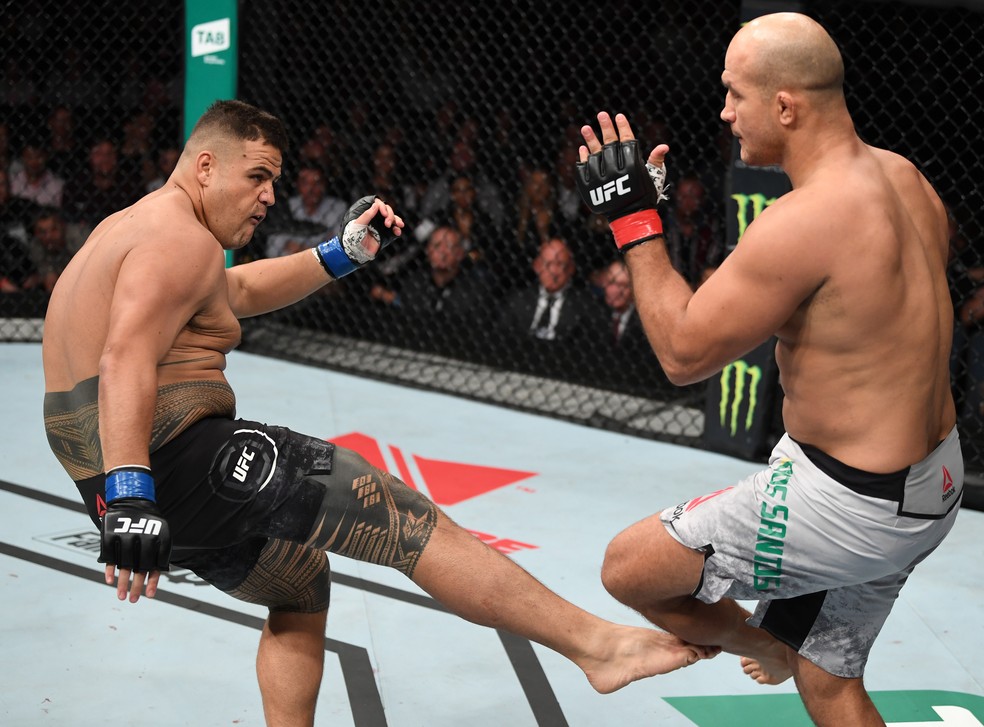 Tai Tuivasa acerta chute forte na perna de Junior Cigano no UFC Adelaide — Foto: Getty Images