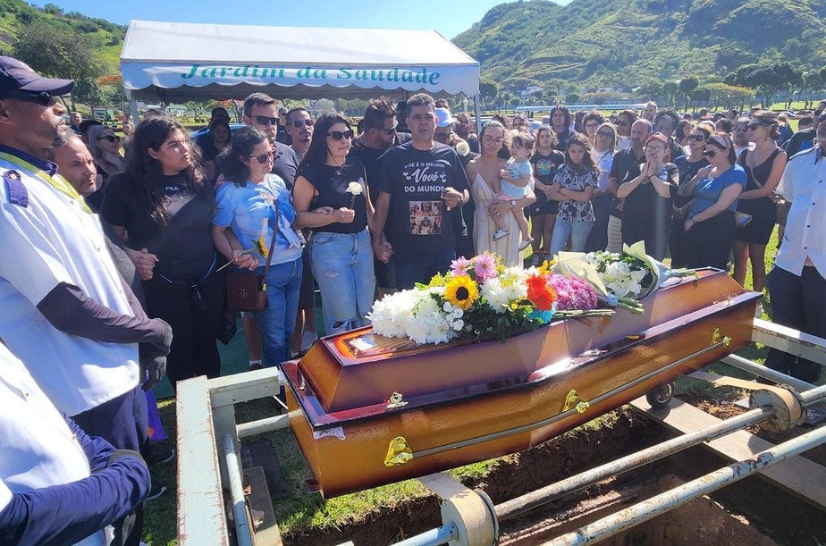 A empresária Liliane Teixeira (com uma flor branca na mão), no enterro da filha, Mylena Teixeira, no cemitério Jardim da Saudade, em Sulacap