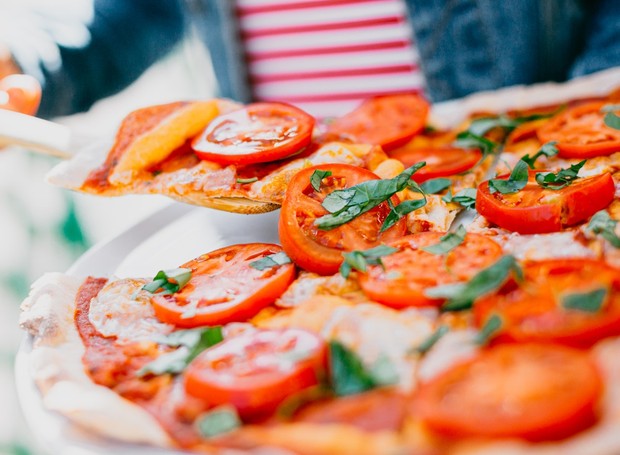 A espátula colabora para que o ato de servir pizza seja prático e gracioso (Foto: Ponyo Sakana/Pexels)