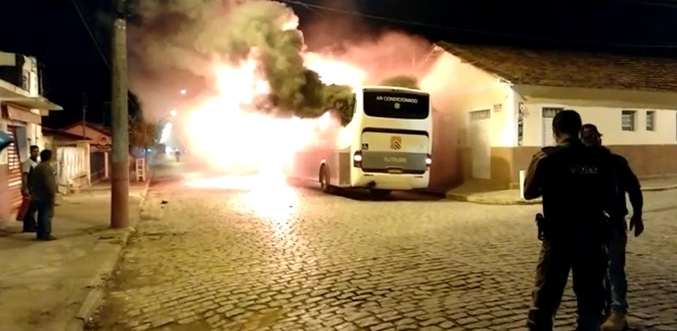 Criminosos queimam Ã´nibus interestadual em Passa Quatro (Foto: ReproduÃ§Ã£o / Redes Sociais)