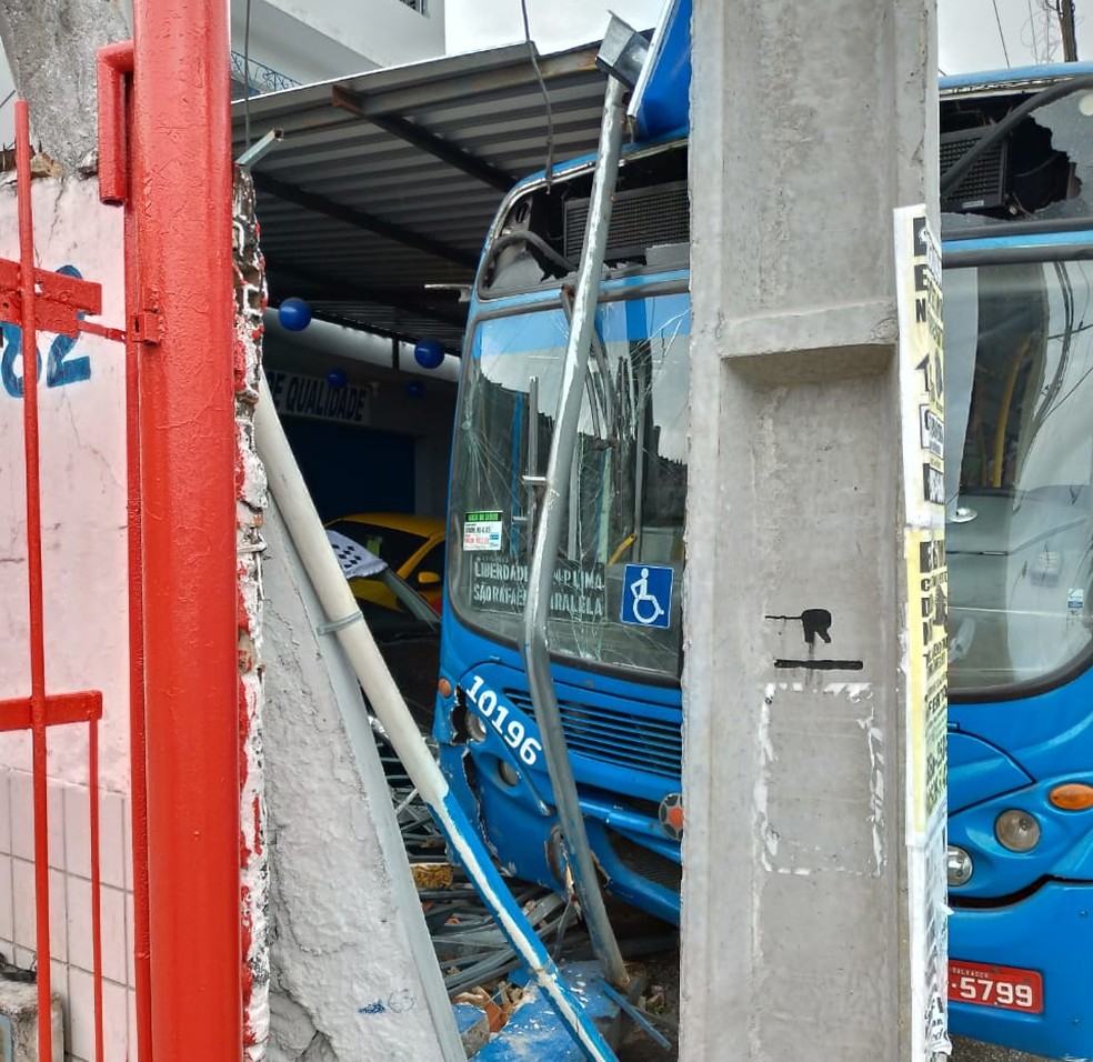 Ônibus bate em poste e muro após motorista passar mal em Salvador — Foto: Sindicato dos Rodoviários/Divulgação 