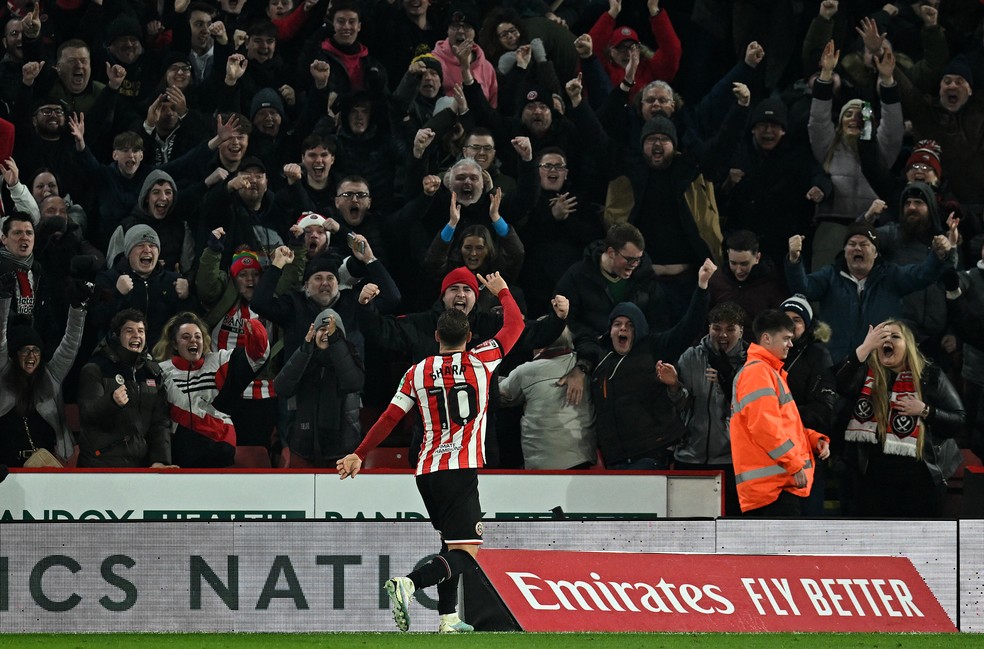 Billy Sharp comemora gol sobre Wrexham — Foto: PAUL ELLIS/AFP