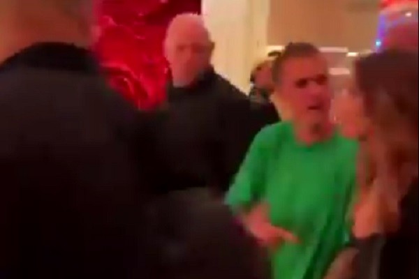Uma imagem do vídeo que mostra Justin Bieber supostamente gritando com a esposa, a modelo Hailey Baldwin, em um saguão de hotel de Las Vegas (Foto: Twitter)