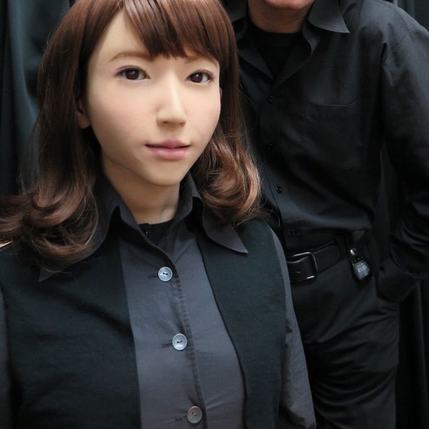 Professor Hiroshi Ishiguro from Osaka University with his android Erica in Osaka, Japan, 09 September 2016. Hiroshi Ishiguro creates beings that look like human doppelgangers. For example Geminoid HI-1, which Ishiguro himself modeled for. Erica looks even (Foto: Lars Nicolaysen/picture alliance via Getty Images)