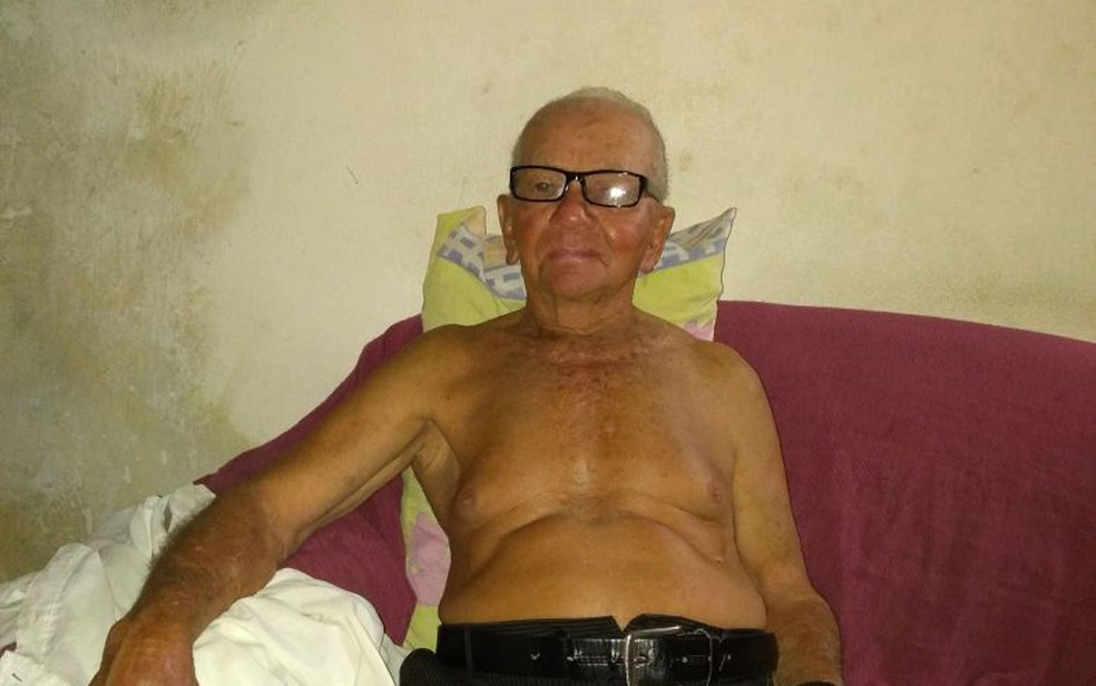 Idoso de 80 anos foi ferido com pedradas em assalto dentro de casa (Foto: Claudia de Brito Ribeiro/ Arquivo Pessoal)