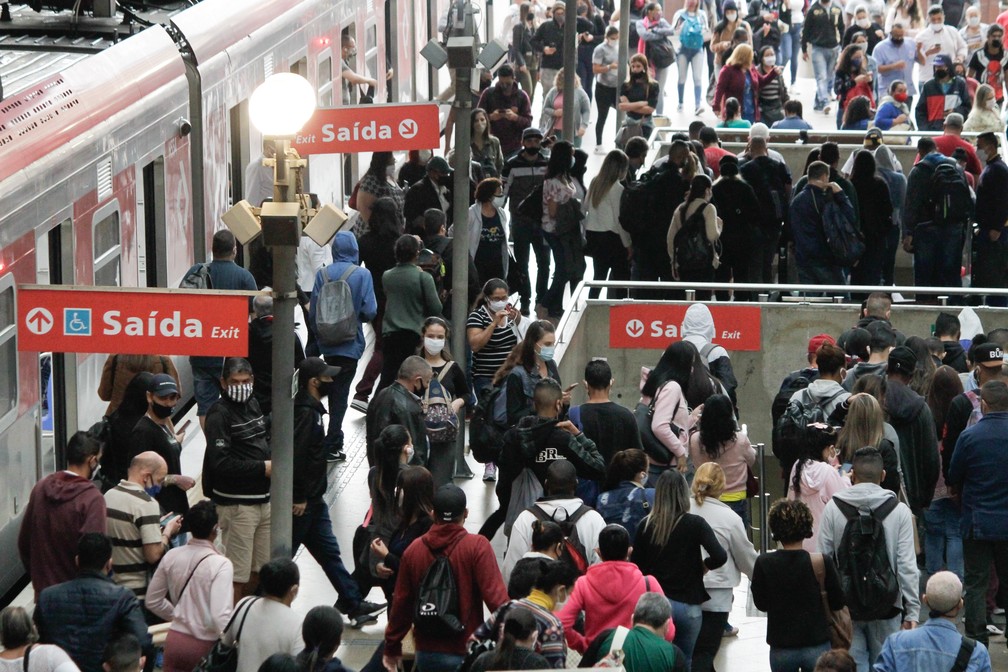 Movimento intenso de passageiros na Estação da Luz, na região central de São Paulo, na manhã desta quarta-feira (10) — Foto: Fábio Vieira/Fotorua/Estadão Conteúdo