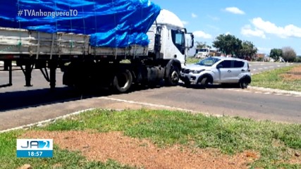 Carro bate em caminhão na BR-153 em Paraíso