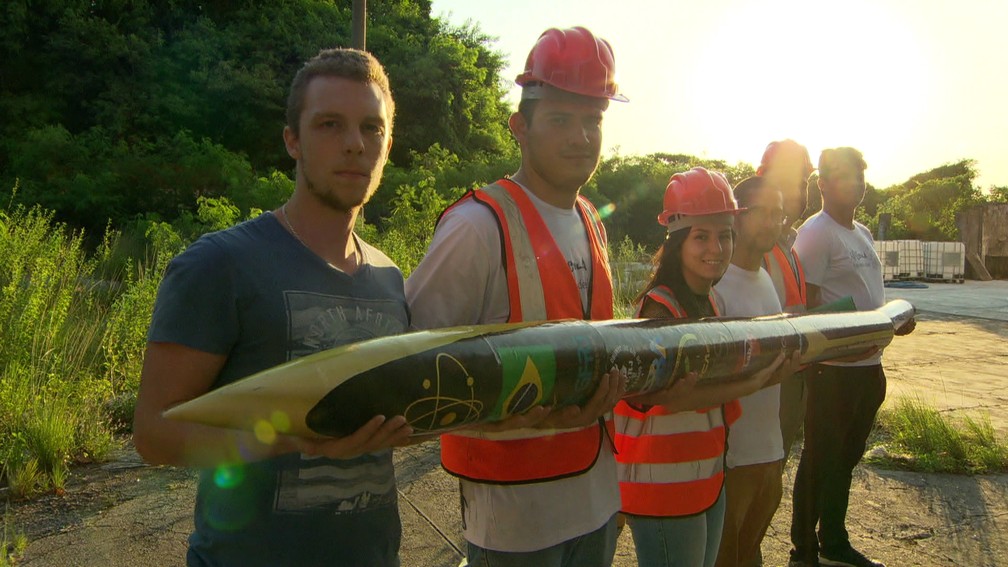 Estudantes da Uerj pedem ajuda para levar foguete carioca para a competição mundial de foguetes nos EUA (Foto: Reprodução / Tv Globo)