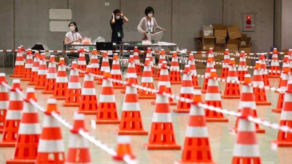 Espaços de testagem nos Jogos Olímpicos; presença de espectadores foi eliminada para evitar aglomerações — Foto: EPA via BBC