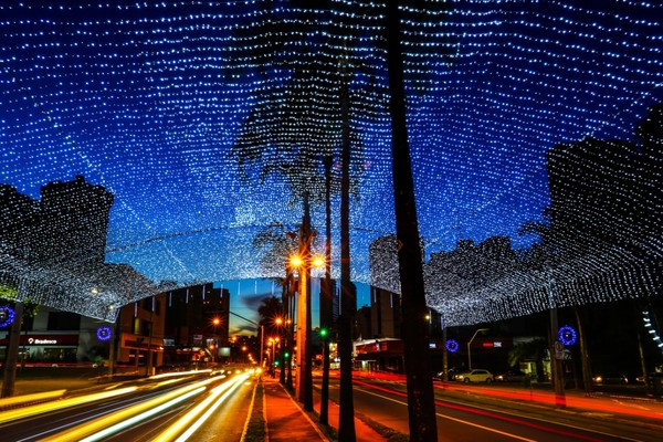 Decoração de Natal em Goiânia tem árvore gigante de garrafa pet, bolas 3D,  túnel de luzes e casa do Papai Noel | Goiás | G1