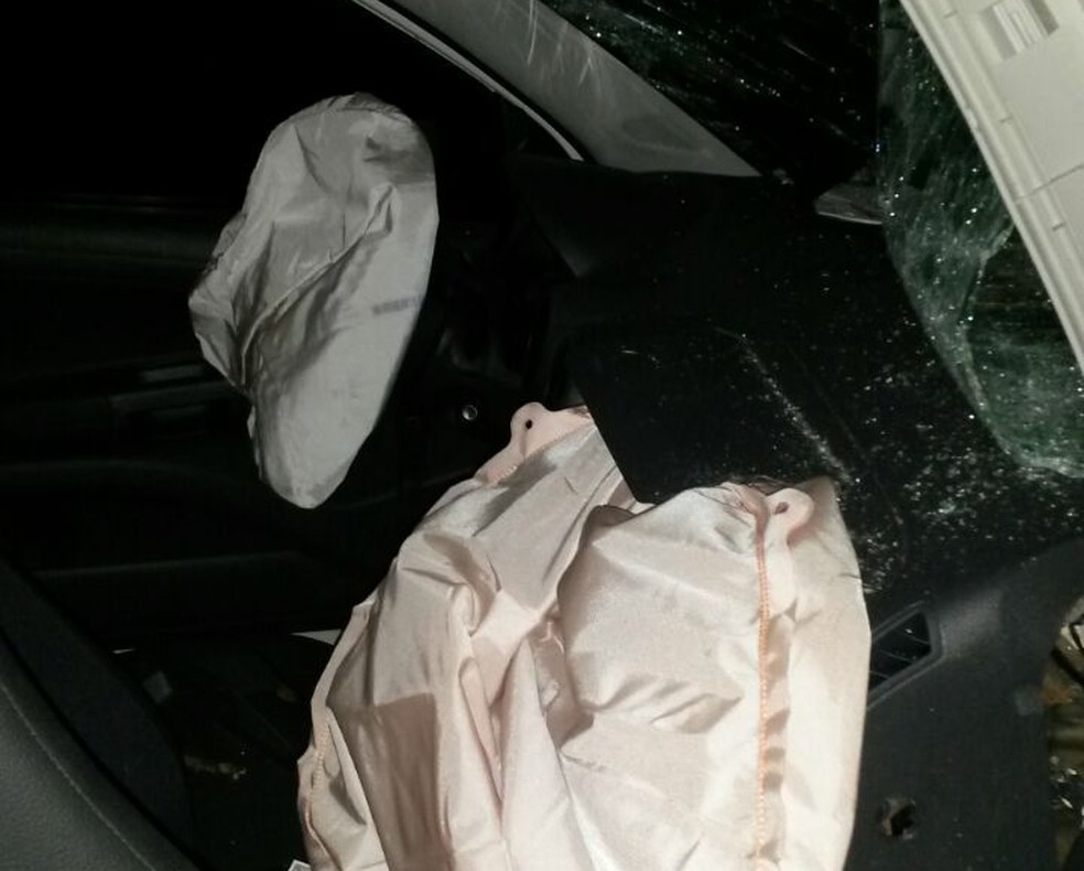 Motorista perdeu o controle da direção e bateu em uma árvore, em Presidente Venceslau (Foto: Luiz Carlos Jorge Júnior/Cedida)