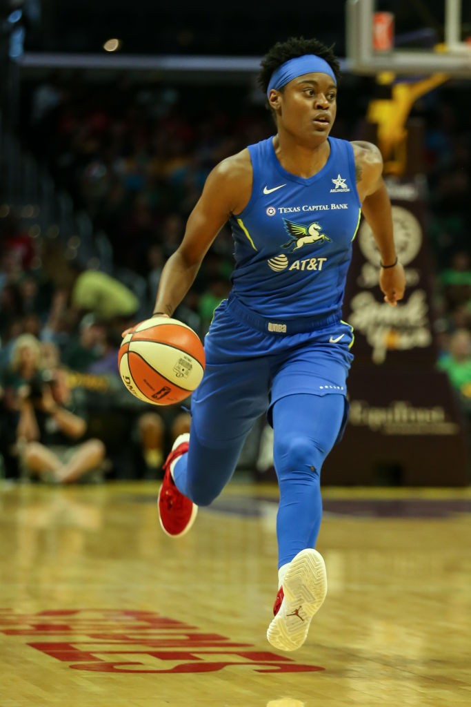 LOS ANGELES, CA - JULY 18: Dallas Wings guard Kaela Davis #3 dribbling down the court during the Dallas Wings vs Los Angeles Sparks game on July 18, 2019 at Staples Center in Los Angeles, CA. (Photo by Jevone Moore/Icon Sportswire via Getty Images) (Foto: Icon Sportswire via Getty Images)