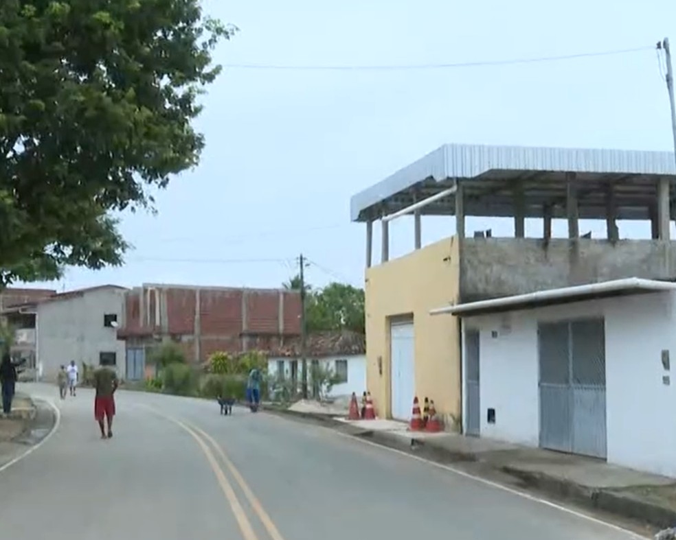Crime ocorreu na rua Getúlio Vargas, onde fica a casa em que o professor morava com a esposa — Foto: TV Santa Cruz