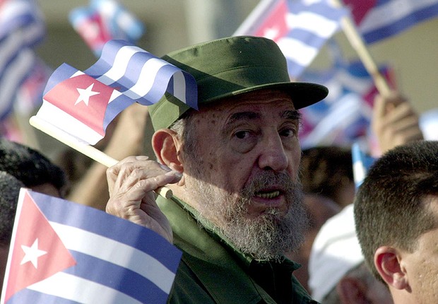 Fidel Castro durante comemoração do aniversário da revolução em 2004 (Foto: Getty Images)