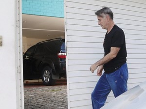 Eike Batista chega à casa de Luma de Oliveira, logo após a PF (Foto: Agência O Globo)