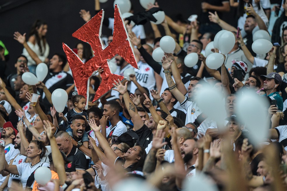 Torcida do Vasco fez grande festa em vitória contra o Cruzeiro, no Maracanã — Foto: Thiago Ribeiro/AGIF
