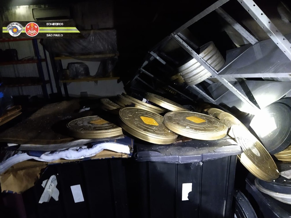 Rolos com filmes são encontrados após incêndio na Cinemateca em São Paulo — Foto: Divulgação/Bombeiros de SP