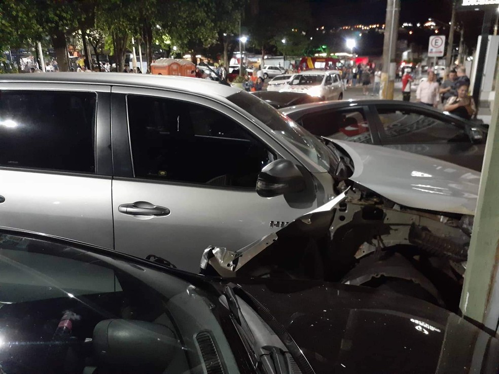 Com impacto, um dos veículos se chocou contra um portão em Santa Cruz do Rio Pardo — Foto: IBTV/ Doni de Oliveira